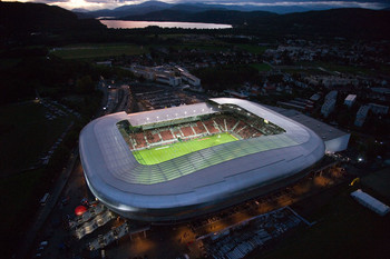 Luftaufnahme nachts vom beleuchteten Stadion in Klagenfurt