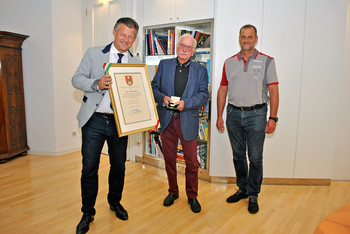 Bürgermeister Christian Scheider bei der Übergabe des Ehrpfennigs an ehemaligen Stadtwinzer Helmut Unterkofler in Begleitung von Winzer Robert Passegger