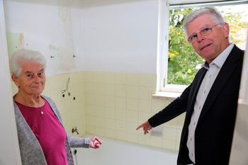 Beim Sanierungsauftakt war Wohnungsreferent Vizebürgermeister Prof. Mag. Alois Dolinar persönlich vor Ort, am Bild mit Mieterin Rosemarie Pletschko