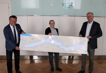 Bürgermeister Christian Scheider, Regine Hradetzky von der Abteilung Klima- und Umweltschutz und Vizebürgermeister Alois Dolinar freuen sich über die Seekarte