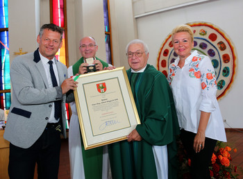 Von links: Bürgermeister Christian Scheider, Salesianerpater MMag. Herbert Salzl, Salesianerpater Mag. Albert Miggisch, Stadträtin Sandra Wassermann