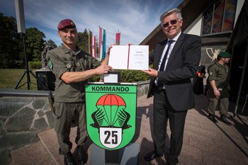 Bataillonskommandant Oberst Alexander Raszer und Vizebürgermeister Mag. Prof. Alois Dolinar beim Festakt des Jägerbataillons 25 in der Khevenhüller Kaserne. Foto: Jägerbataillon 25/Steinberger