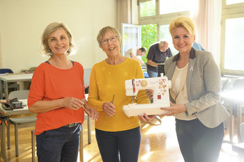 Stadträtin Sandra Wassermann mit den beiden Veranstalterinnen, Beate Traar-Krammer und Hildegard Enziger beim diesjährigen Repair Café im Gemeindezentrum Viktring