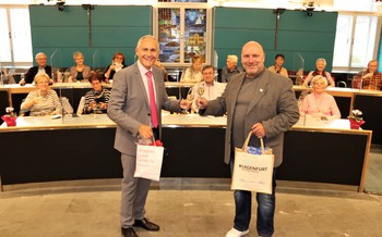 Vizebürgermeister Jürgen Pfeiler und der Dessauer Partnerschaftsvertreter Ralf Schüler tauschen einander Geschenke aus