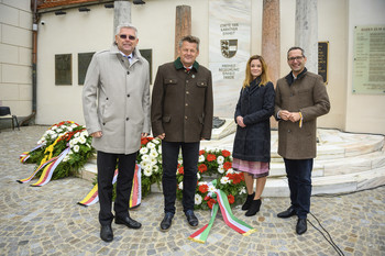 Vzbgm Prof. Mag. Alois Dolinar, Bgm Christian Scheider mit den StR Mag. Corinna Smrecnik und Mag. Franz Petritz bei der Kranzniederlegung auf dem Friedhof Annabichl