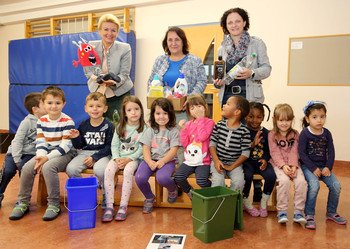 Stadträtin Sandra Wassermann, Abfallberaterin Manuela Hochmaier, Kindergartenleiterin Rosalia Kummer-Pasterk, BA und die Kinder vom Kindergarten Mohorjeva Hermagoras machten mit