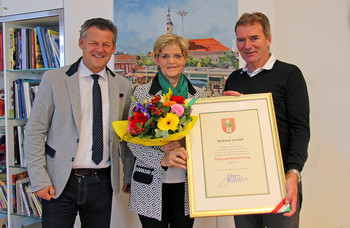 Bürgermeister Christian Scheider überreicht Waltraud Kandolf im Beisein ihres langjährigen Chefs Peter Haas die „Dank und Anerkennung“-Urkunde