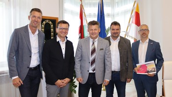 Von Links: Martin Wilhelmer, Ing. Ewald Kiss MBA, Bürgermeister Christian Scheider, Karl Schlögl und Michael Berger. Foto: StadtKommunikation/Wiedergut