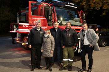 Von links: Dietmar Hirm, stellvertretender Kommandant vom Landesfeuerwehrkommando, GR Michaela Ambrozy, Nationalrat Philip Kucher, der Viktringer Kommandant Harald Morak, Bgm Christian Scheide