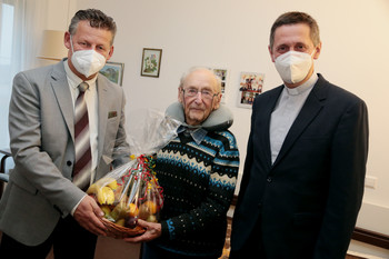 Bürgermeister Christian Scheider zu Besuch bei Bibiana Heinrich und Martin Struger. Auch Dompfarrer Peter Allmaier gratulierte Struger zum Geburtstag