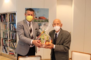 Franz Rabitsch wurde anlässlich seines 102. Geburtstags von Bürgermeister  Christian Scheider empfangen und mit einem Obstkorb beschenkt