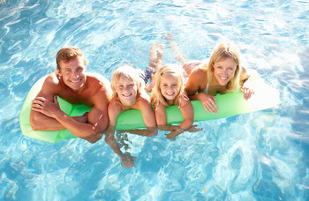 Familie im Wasser auf einer Poolnudel