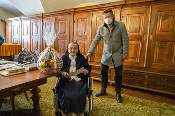 Bürgermeister Christian Scheider gratuliert Schwester Maria Nopp zu ihrem 104. Geburtstag