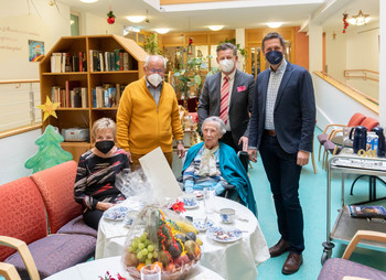 Bürgermeister Christian Scheider und Dompfarrer Peter Allmaier  besuchten Maria Kravanja, die zusammen mit ihrem Sohn und seiner Frau den  100. Geburtstag feierte