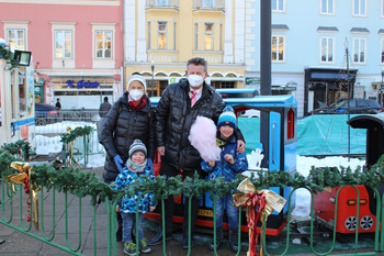 Bgm Christian Scheider lädt Klagenfurter Großeltern und Enkel am 27. Dezember auf den Silvestermarkt ein, die beiden Brüder Leo und Henry freuen sich schon, mit ihrer Oma den Aktionstag zu besuchen