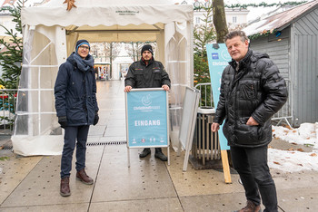 Bürgermeister und Marktreferent Christian Scheider und Marktkoordinator Alexander Adamitsch freuen sich über den aktuell offenen Zugang am Neuen Platz