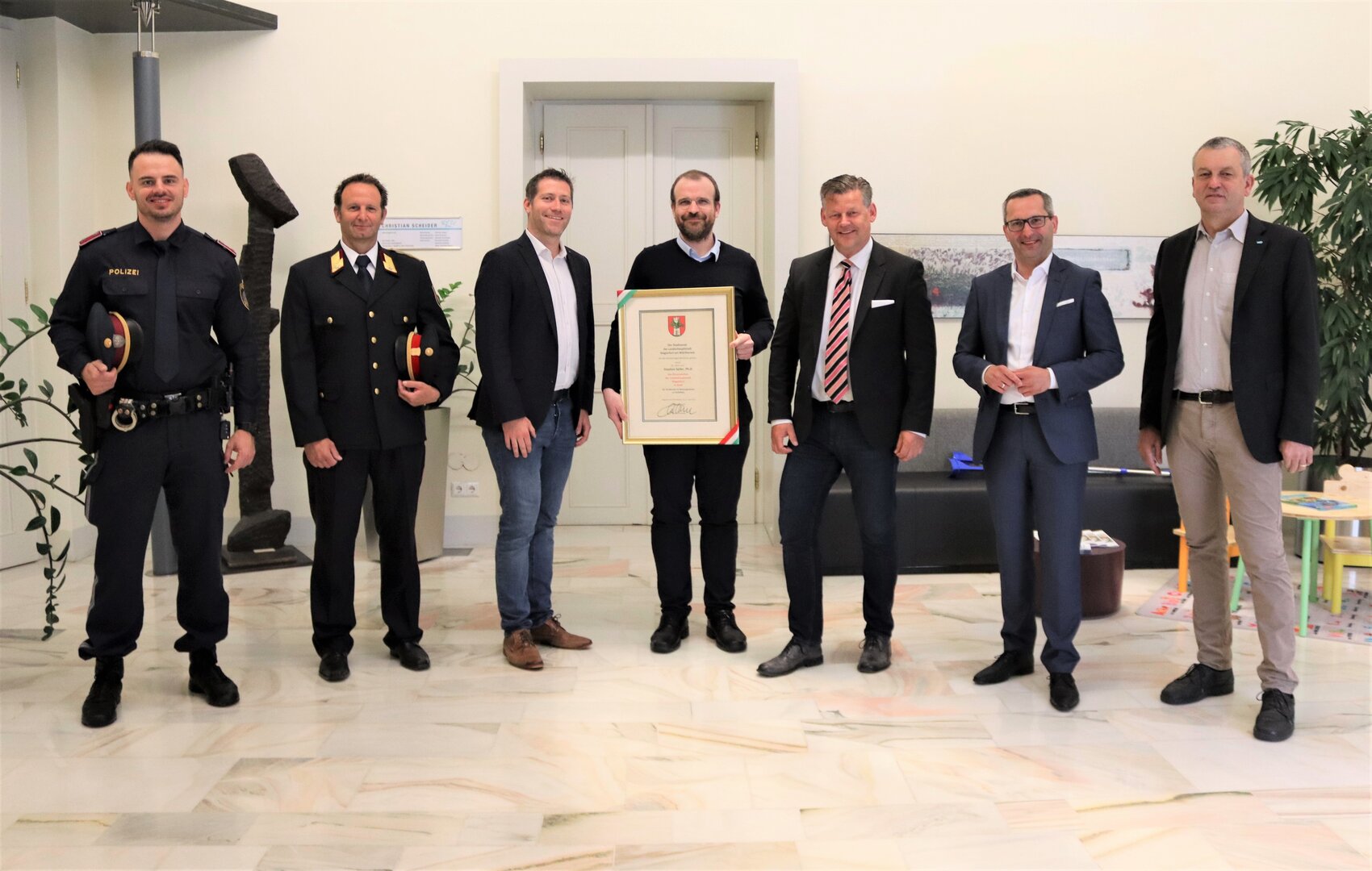 Von links: Inspektor Martin Sollbauer (Polizei Klagenfurt), Einsatzleiter Martin Zmug (Berufsfeuerwehr), Vizebürgermeister Mag. Philipp Liesnig, Dr. Stephan Seiler, Bürgermeister Christian Scheider, Stadtrat Franz Petritz, Stadtrat Max Habenicht. Foto: StadtKommunikation/Rosenzopf