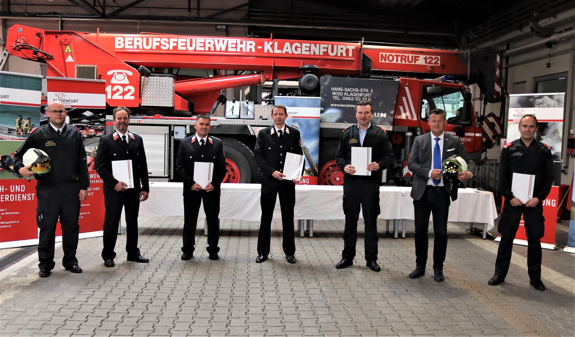 Bürgermeister Christian Scheider und Abteilungsleiter Dipl-Ing. Herbert Schifferl mit einigen Geehrten, die am Donnerstag persönlich anwesend sein konnten. Credit: StadtKommunikation/Rosenzopf