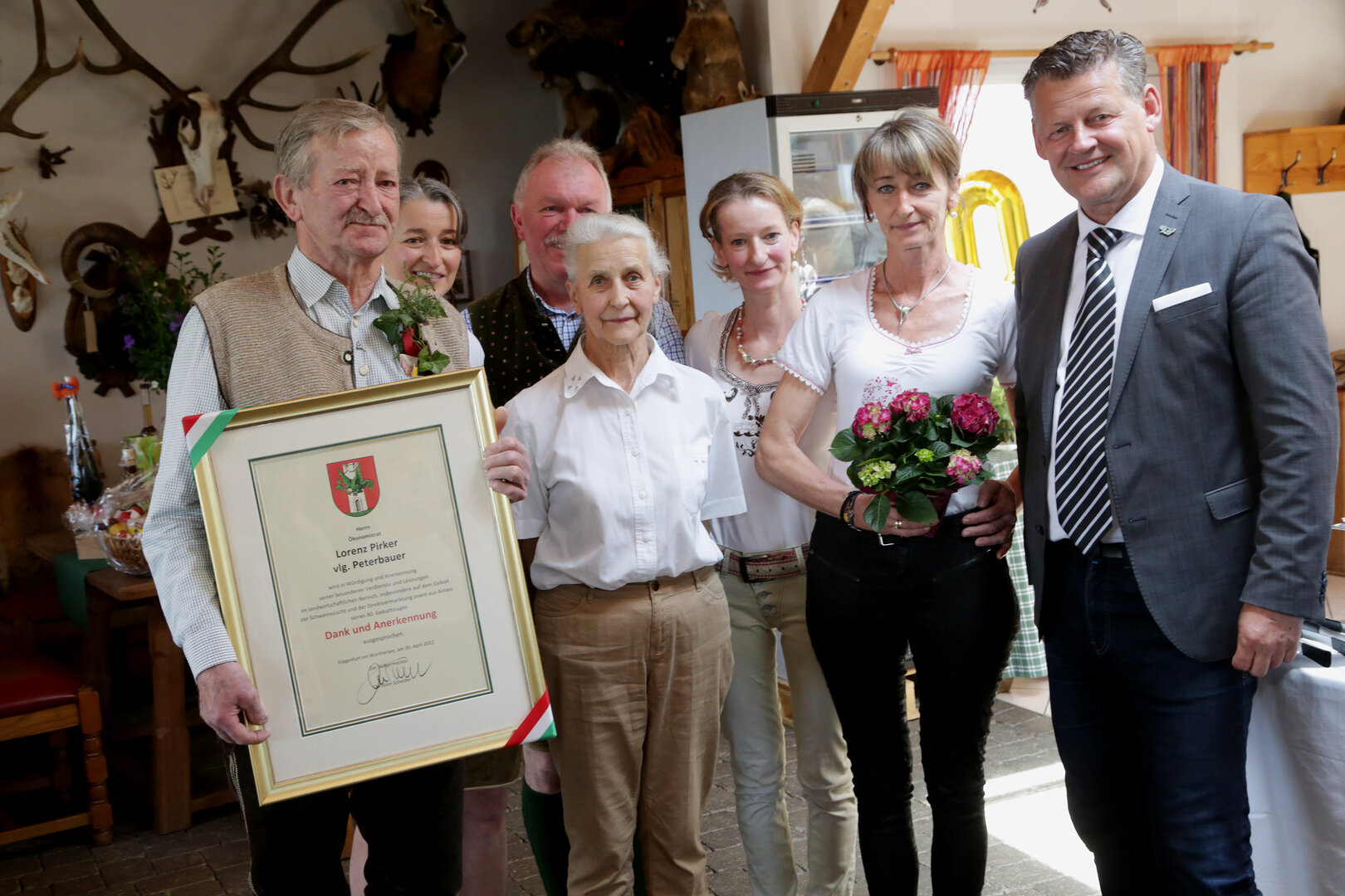 Bgm. Christian Scheider überreichte Lorenz Pirker mit den Familienangehörigen Edeltraud, Markus, Heidi, Elisabeth und Ermenhild Pirker die Dank- und Anerkennungsurkunde.