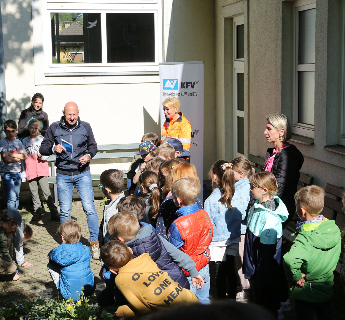 Sicherheit der Kinder am Schulweg hat Priorität. Verkehrsreferentin Stadträtin Sandra Wassermann überreicht gemeinsam mit Vertretern der AUVA die neuen Schulwegpläne an Direktorin, Schülerinnen und Schüler der VS 15 St. Georgen am Sandhof.  Foto: StadtKommunikation / Krainz