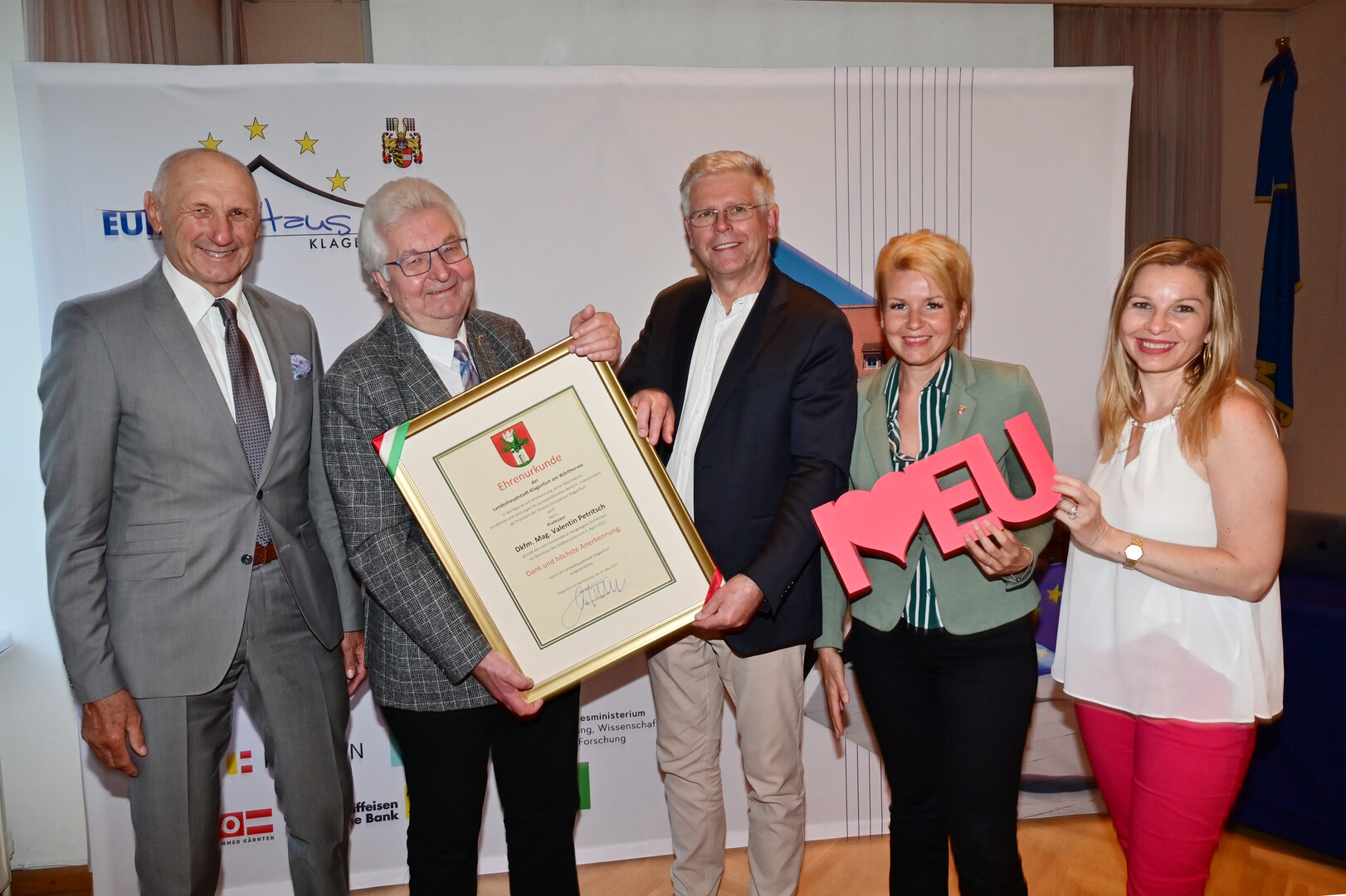 v.l.n.r.: Gemeinderat Dr. Manfred Mertel, Prof. Dkfm. Mag. Valentin Petritsch, Vizebürgermeister Prof. Mag. Alois Dolinar, Stadträtin Sandra  Wassermann und Gemeinderätin Dr. Julia Löschnig.  Foto: StadtKommunikation/Hronek