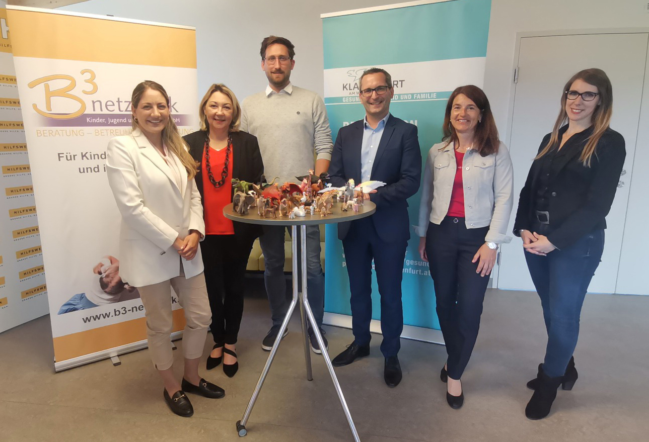 v.l. Mag. Alma Brkic-Elezovic (Hilfswerk Kärnten, Leiterin Fachbereich Psychotherapie, Psychologie, Beratung), Mag. Kathrin Partl MAS (B3 Netzwerk Kärnten, pädagogische Geschäftsführung), Robert Grollitsch DSP (B3 Netzwerk Kärnten, Bereichsleitung Mobile Maßnahmen) mit Stadtrat Mag. Franz Petritz, Dr. Jutta Hafner-Sorger (Präventionsstelle Abteilung Gesundheit, Jugend und Familie) und Mag. Mercedes Haindl (Klinische Psychologin).   Bild: Büro Petritz