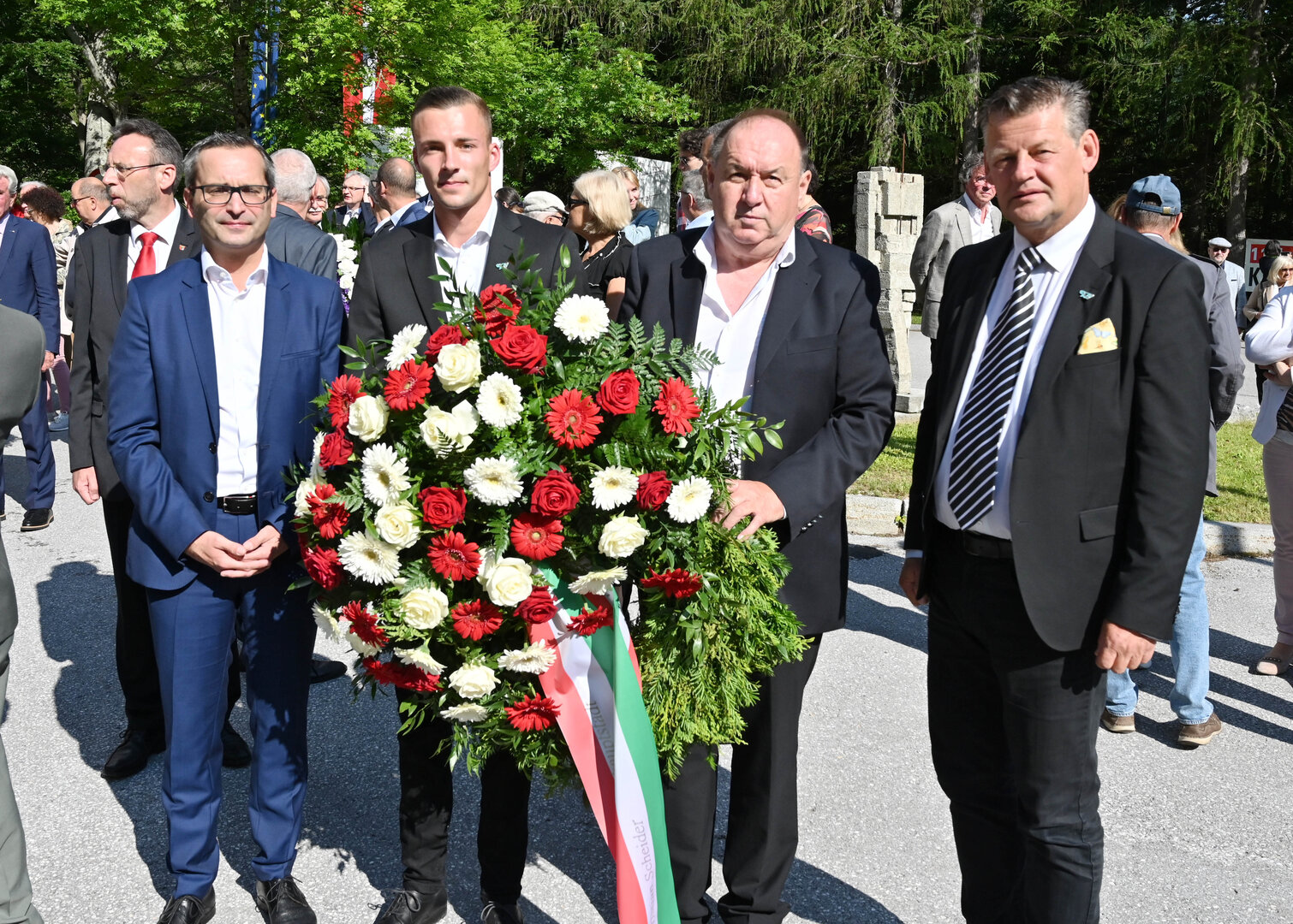 Bürgermeister Christian Scheider und Stadtrat Mag. Franz Petritz legten für die Landeshauptstadt am Tunnelportal einen Kranz nieder.