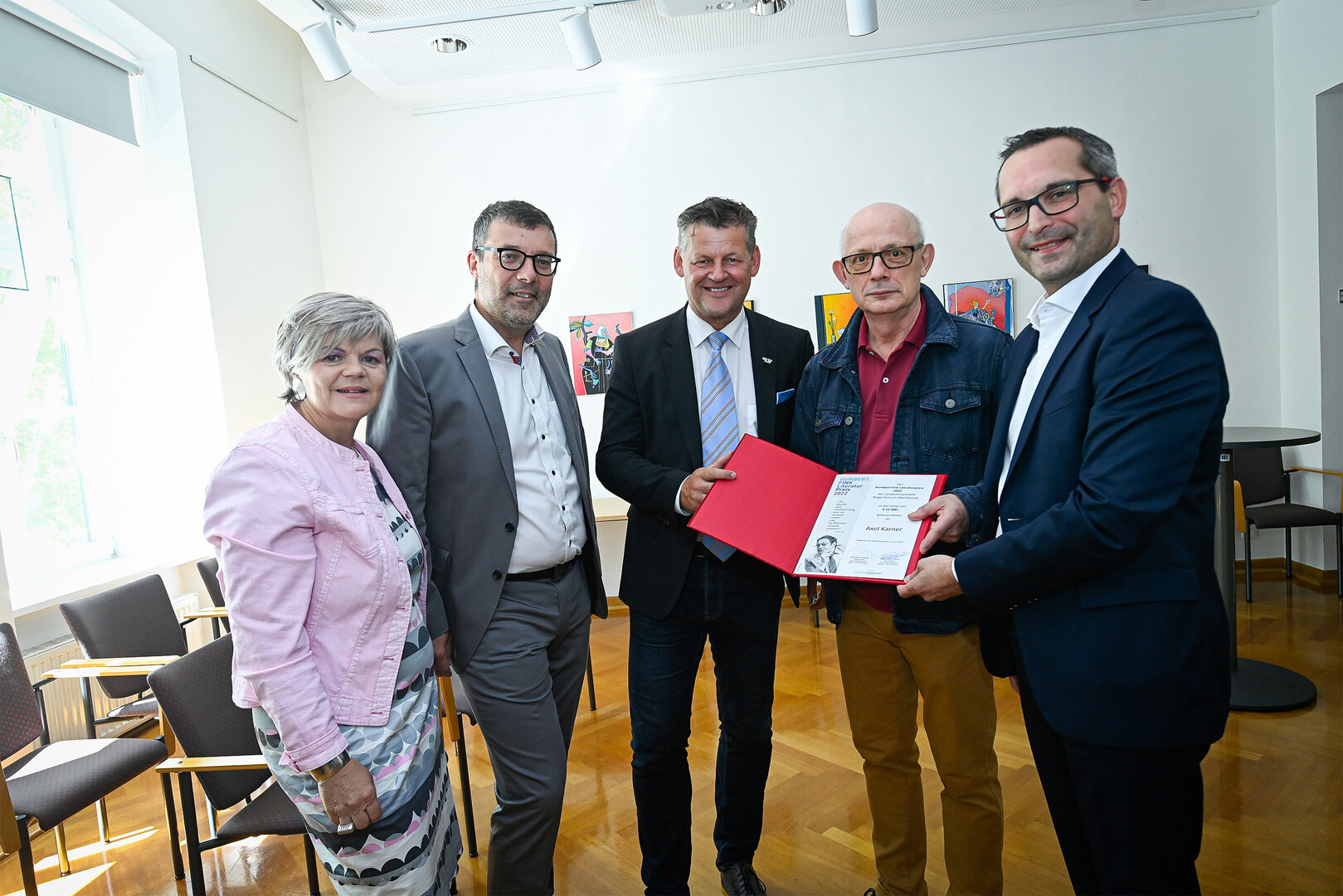 Ruth Feistritzer, GR Mag. Manfred Jantscher (Obmann Ausschuss für Bildung, Integration und Kultur) Bürgermeister Christian Scheider und Kulturreferent Stadtrat Mag. Franz Petritz gratulierten dem Preisträger Axel Karner.