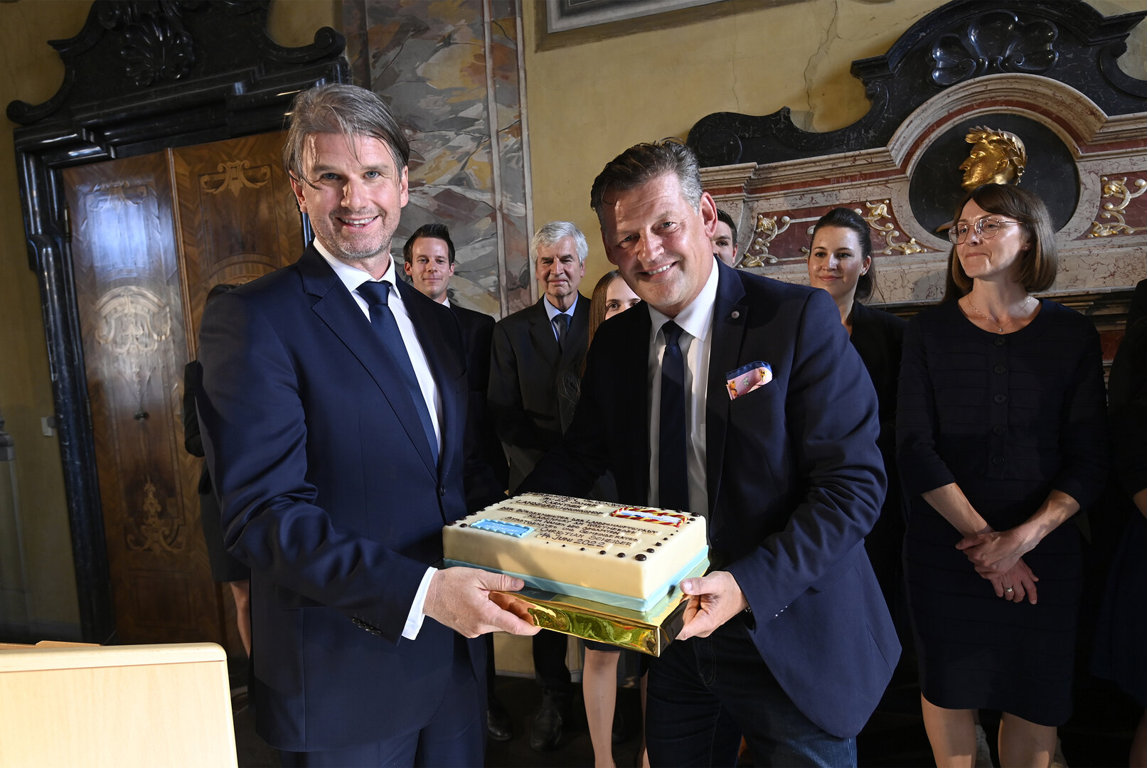 Bürgermeister Christian Scheider überreichte Direktor MMag. Günter Bauer eine Jubiläumstorte. 