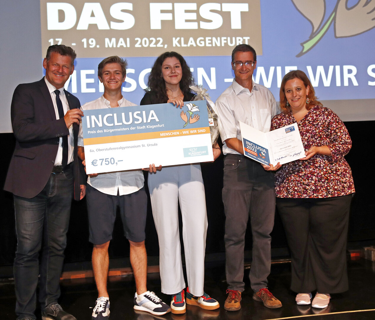Bürgermeister Christian Scheider mit Schülern der 6a-Klasse und Inclusia-Vereinsobmann Mag. Dr. Dieter Klammer bei der heurigen Inclusia-Gala im Gemeindezentrum St. Ruprecht.  Bild: StadtKommunikation / Eggenberger