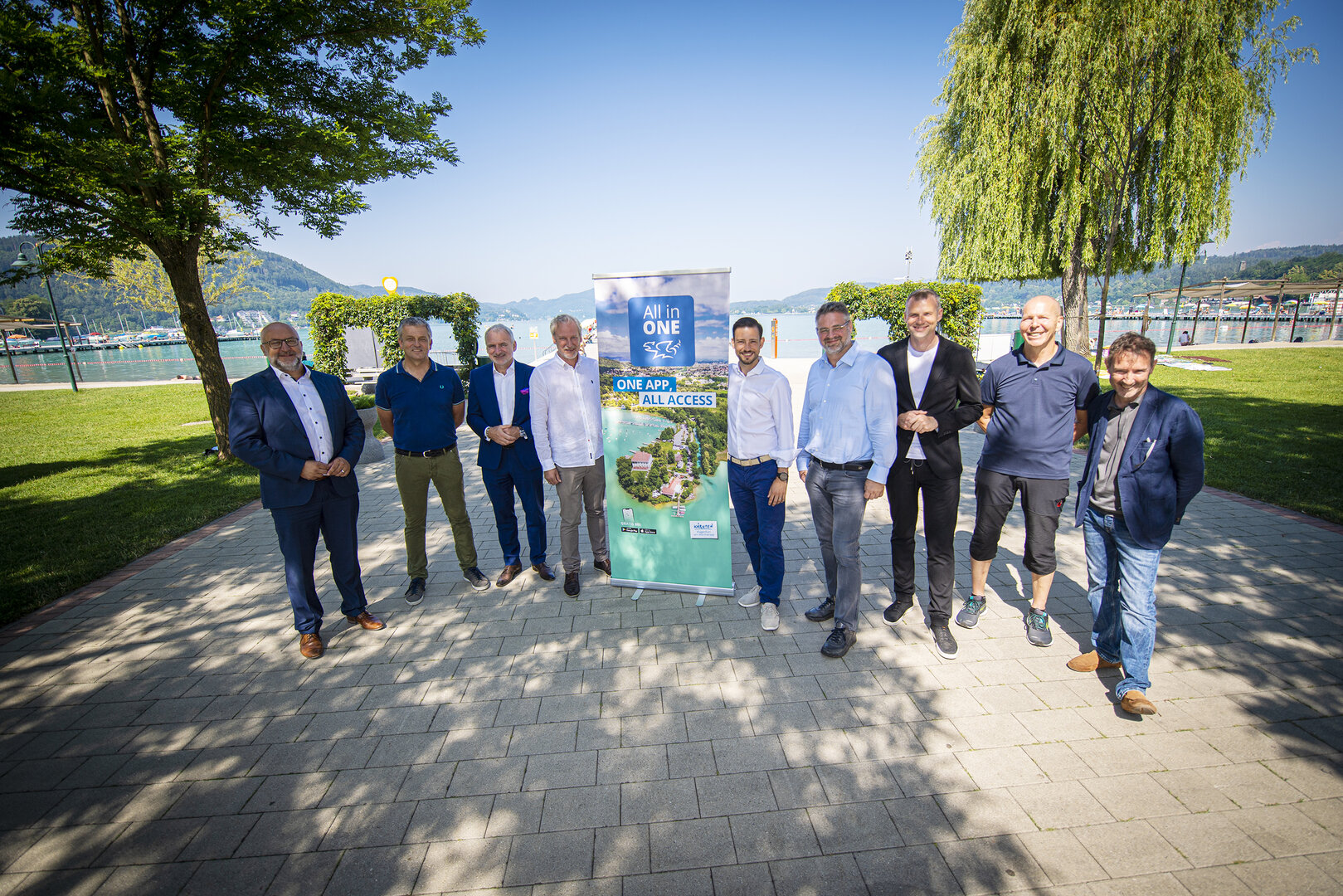 Entwickler und Partner der all in ONE App: Erwin Smole (Stadtwerke Klagenfurt), Max Habenicht (Stadt Klagenfurt), Markus Pistauer (Coyero), Helmuth Micheler (Tourismus Klagenfurt), Sebastian Schuschnig (Land Kärnten), Adi Kulterer (Tourismus Klagenfurt), Franz Huditz (Wörtherse Schifffahrt), Gerald Knes (Strandbäder), Hannes Guggenberger (Minimundus) Foto: Tourismus Region Klagenfurt am Wörthersee GmbH