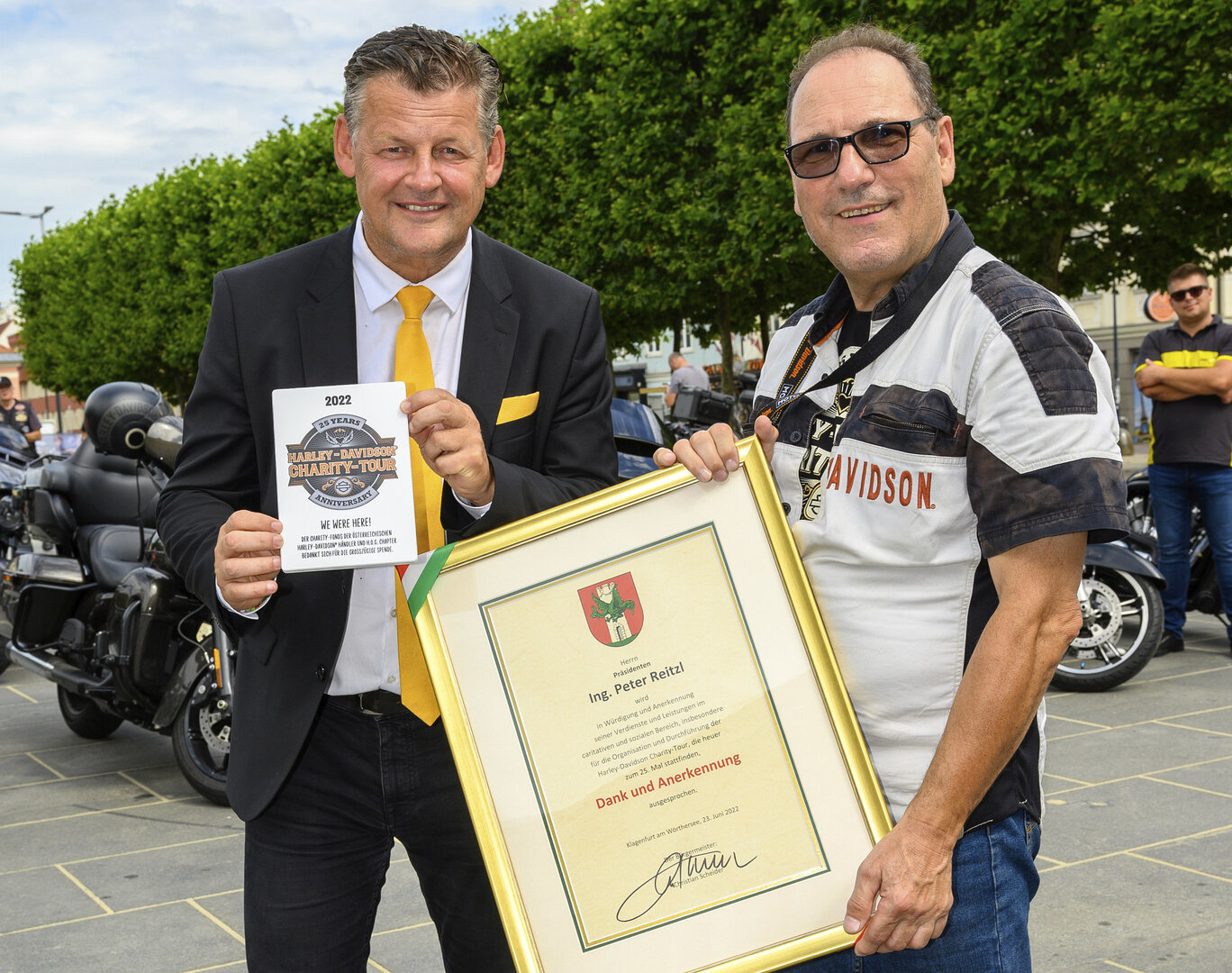Bürgermeister Christian Scheider überreichte im Namen der Stadt  Klagenfurt dem Harley-Davidson Charity-Fonds und dessen Präsidenten Ing.  Peter Reitzl einen Scheck und die Dank- und Anerkennungsurkunde der Stadt  Klagenfurt.  Foto: StadtKommunikation/Hude