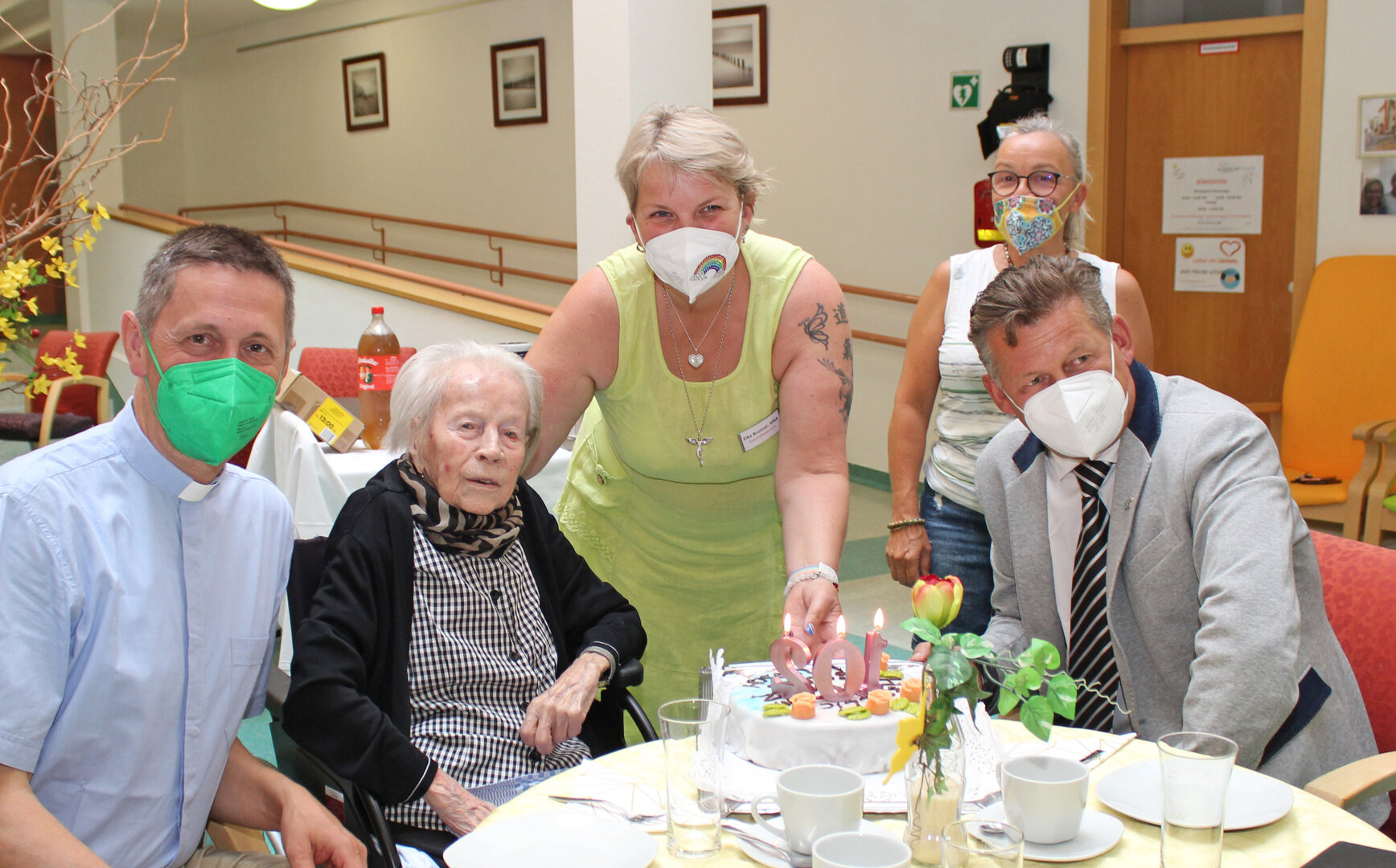 Dompfarrer Dr. Peter Allmaier mit Jubilarin Christiane Pensch, Heimleiterin Elke Brunner MBA, Pflegedienstleiterin Sabine Müller und Bürgermeister Christian Scheider bei der kleinen, aber feinen Geburtstagsfeier im Hülgerthpark.   Bild: StadtKommunikation / Glinik