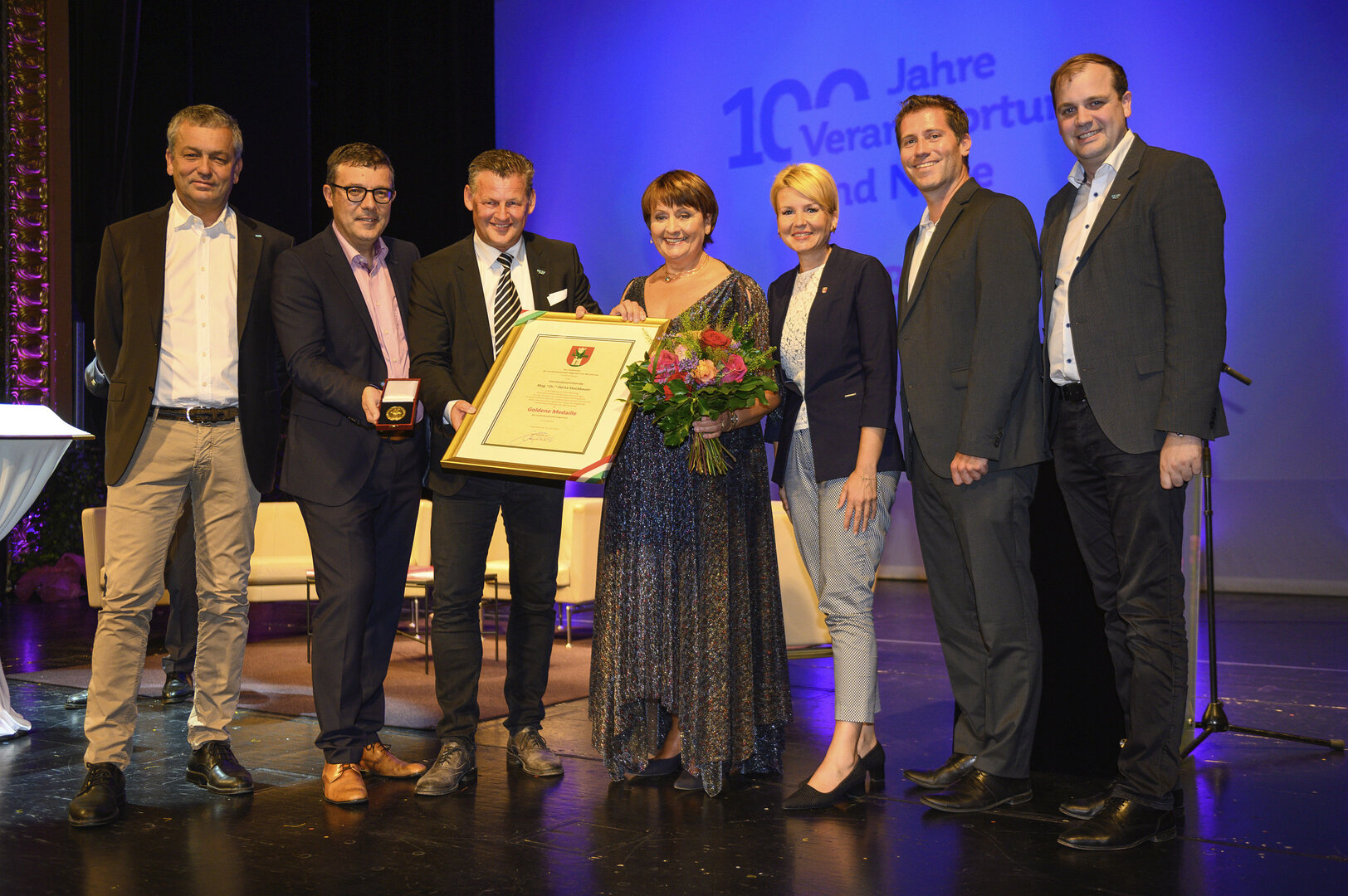 Mag. Dr. Herta Stockbauer erhielt gestern die Goldene Medaille der Landeshauptstadt Klagenfurt am Wörthersee. Überreicht wurde diese durch Bürgermeister Christian Scheider im Beisein der Stadtsenatsmitglieder Vizebürgermeister Mag. Philipp Liesnig, Max Habenicht, Sandra Wassermann, sowie Vertretern des Gemeinderates. Foto: StadtKommunikation/Hude