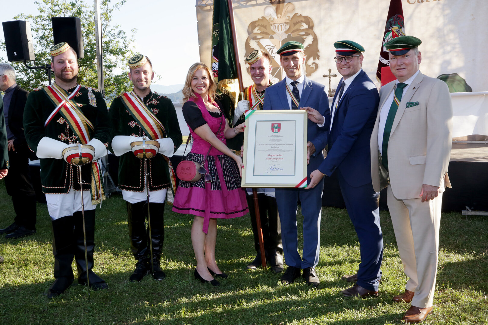 Gemeinderätin Dr. Julia Löschnig, Gemeinderat Julian Geier und Gemeinderat Mag. René Cerne bei der Stadtwappenverleihung mit den Carinthia-Mitgliedern Senior Ferdinand Raunegger und Philister-Senior Christian Waldmann (Mitte) sowie weiteren Mitgliedern der Verbindung.