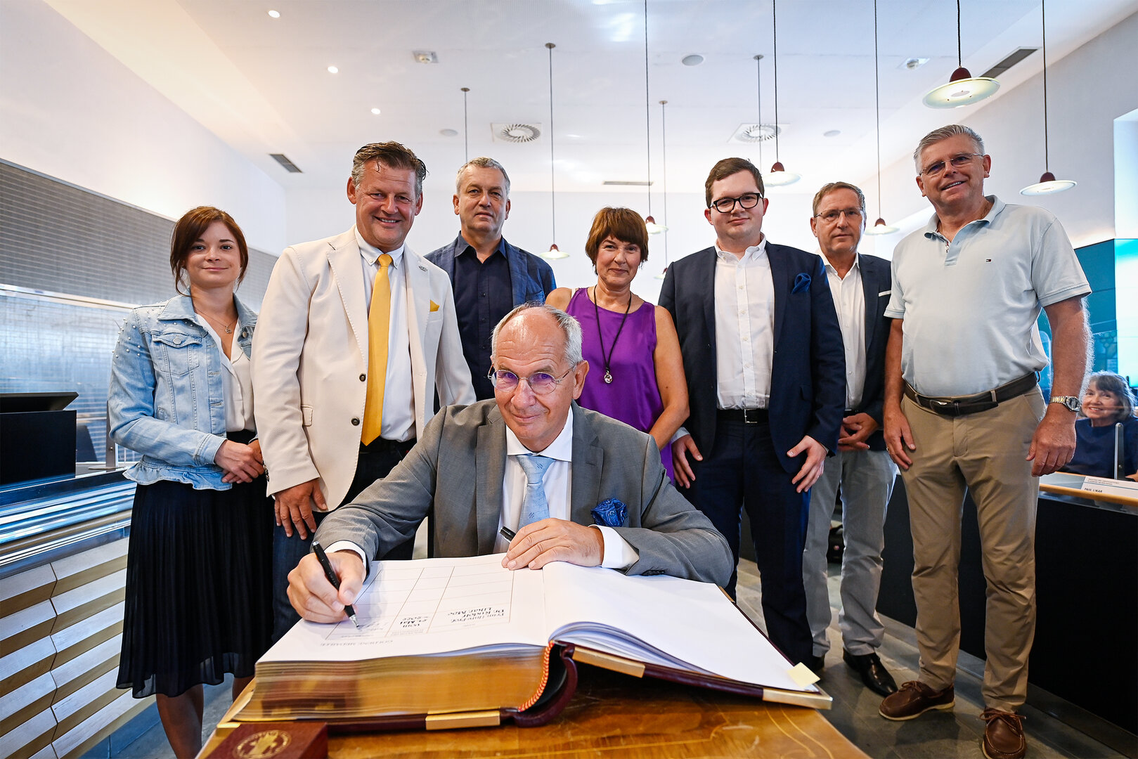 Stadträtin Mag. Corinna Smrecnik, Bürgermeister Christian Scheider mit Prof. Dr. Rudolf Likar, seiner Gattin Claudia, Sohn Paul und Stadtrat Max Habenicht, Gemeinderat Dr. Andreas Skorianz und Vizebürgermeister Prof. Mag. Alois Dolinar bei der Eintragung in das Goldene Buch der Stadt Klagenfurt. (v.l.)  Foto: StadtKommunikation / Helge Bauer