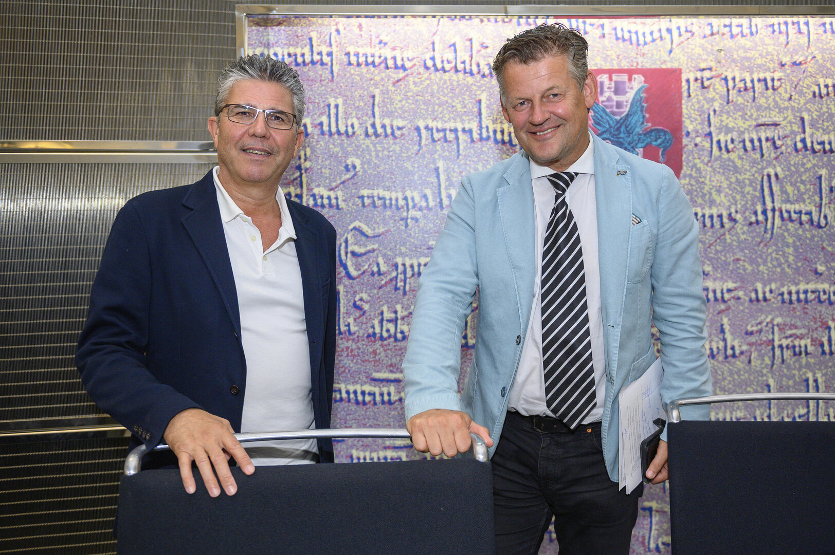 Am Donnerstag wurden den Marktbeschickerinnen und  Marktbeschickern die neuen Pläne zur Weiterentwicklung der Märkte  präsentiert. V.l.: Thomas Egger, M.Sc, Geschäftsführer von Egger und Partner  und Bürgermeister Christian Scheider.  Foto: StadtKommunikation/Hude