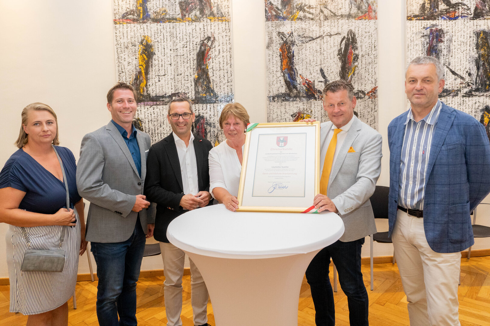 Der langjährigen Sozialmarktleiterin Liselotte Suette wurde die  Ehrenurkunde der Landeshauptstadt Klagenfurt verliehen. V.l.: Gemeinderätin  Mag. Iris Pirker-Frühauf, Vizebürgermeister Mag. Philipp Liesnig, Stadtrat Mag.  Franz Petritz, Lieselotte Suette, Bürgermeister Christian Scheider und Stadtrat  Max Habenicht.  Foto: StadtKommunikation/Wiedergut