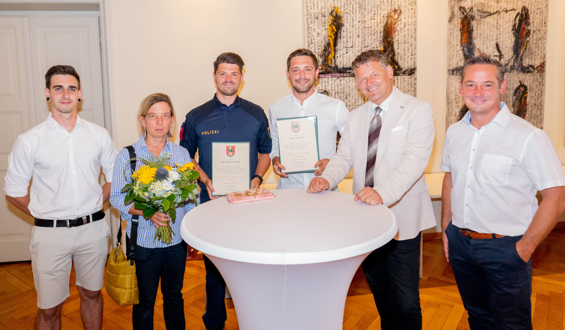 Vl: Denis Jamnik, Claudia Sekoll, Florian Schmied, Lukas Schmied,  Bürgermeister Christian Scheider und Gemeinderat Dieter Schmied, Vater der  beiden Helden.  Foto: StadtKommunikation/Wiedergut