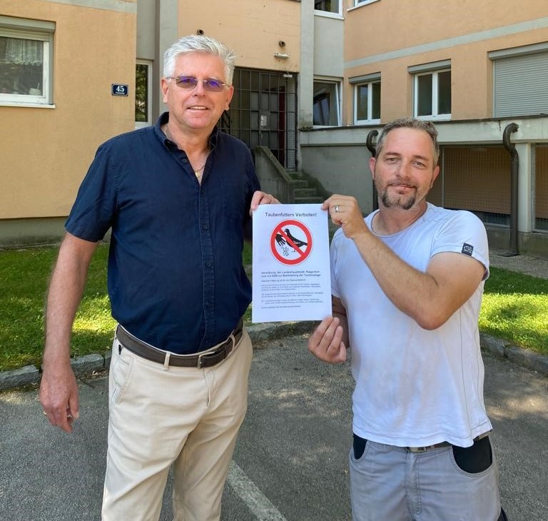 V.l.: Wohnungs-, Klima- und Umweltschutzreferent Vizebürgermeister  Prof. Mag. Alois Dolinar und Robert Gutzelnig, Hausbesorger der Fischlstraße  45. Foto: Büro Dolinar