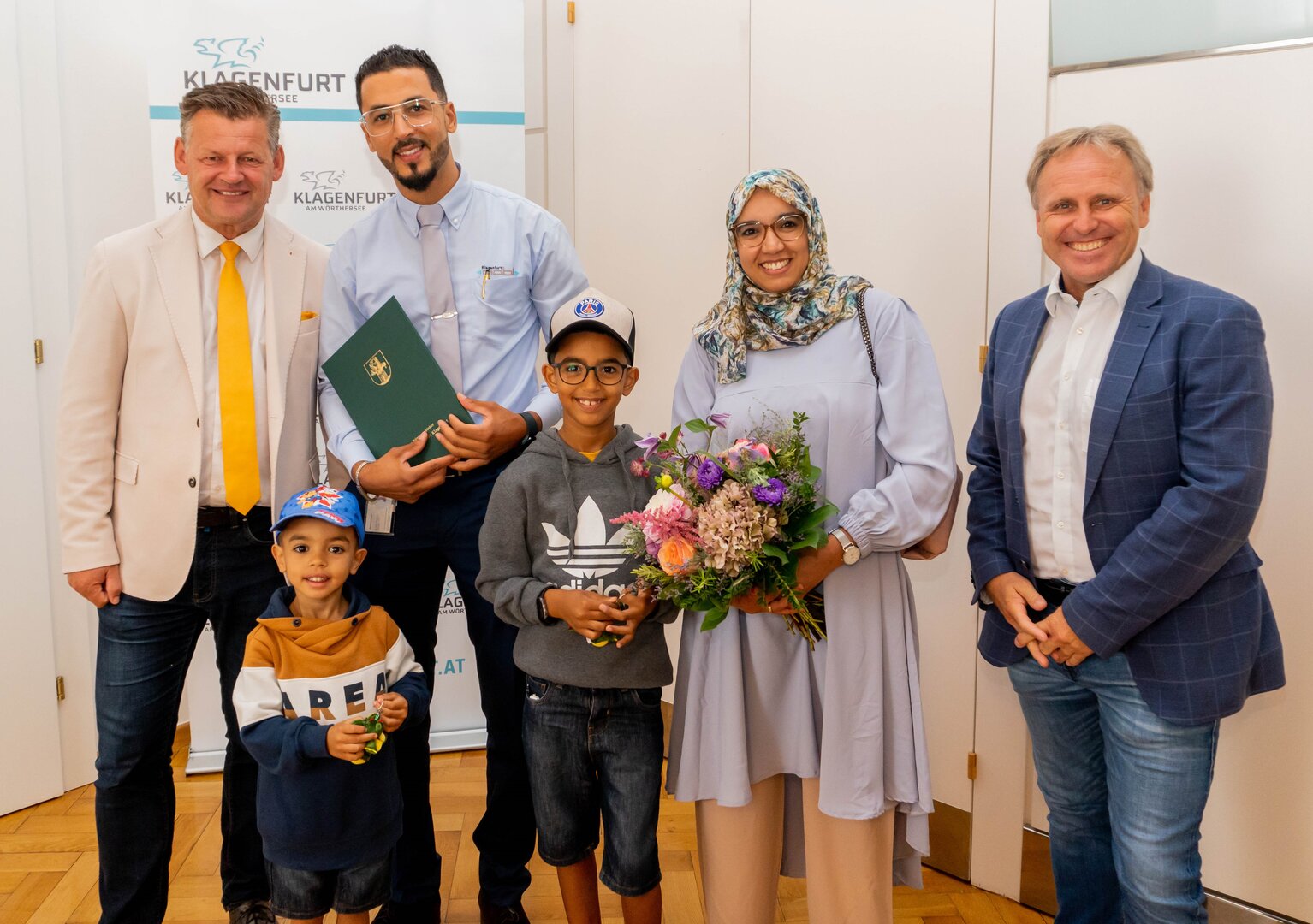 Bürgermeister Christian Scheider, Brahim Bouyazgaren mit seiner Frau  Fadoua Hadj Noukhal, seinen zwei Kindern und KMG Betriebsleiter Gernot  Weiss. Foto: StadtKommunikation/Wiedergut