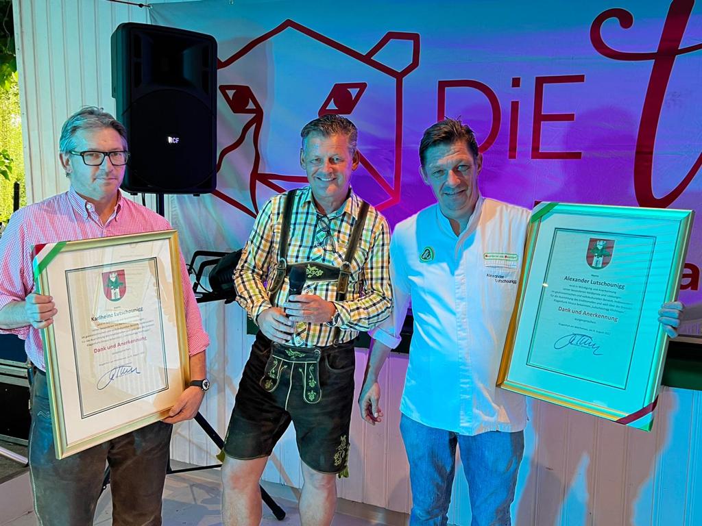 Die Lutschounigg-Brüder erhielten von Bürgermeister Christian  Scheider die Dank und Anerkennungs-Urkunde der Landeshauptstadt.  Foto: Bürgermeisterbüro