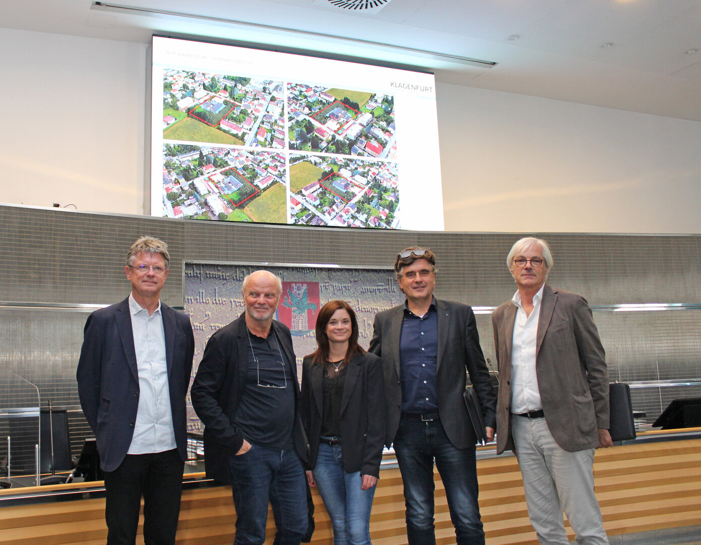 Die Architekten und Mitglieder des Gestaltungsbeirates Peter Riepl und Peter Lorenz mit Stadtplanungsreferentin Stadträtin Mag. Corinna Smrecnik sowie den Stadtplanungs-Chefs DI Robert Piechl und DI Georg Wald bei der Bilanzpressekonferenz des Gestaltungsbeirates der Stadt Klagenfurt.   Foto: StadtKommunikation/Glinik