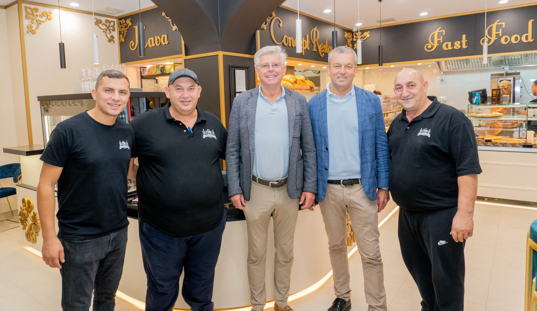 Vizebürgermeister Prof. Mag. Alois Dolinar und Wirtschafsreferent  Stadtrat Max Habenicht bei der feierlichen Wiedereröffnung von der Bäckerei  Karawanke in der Innenstadt.  Foto: StadtKommunikation/Wiedergut