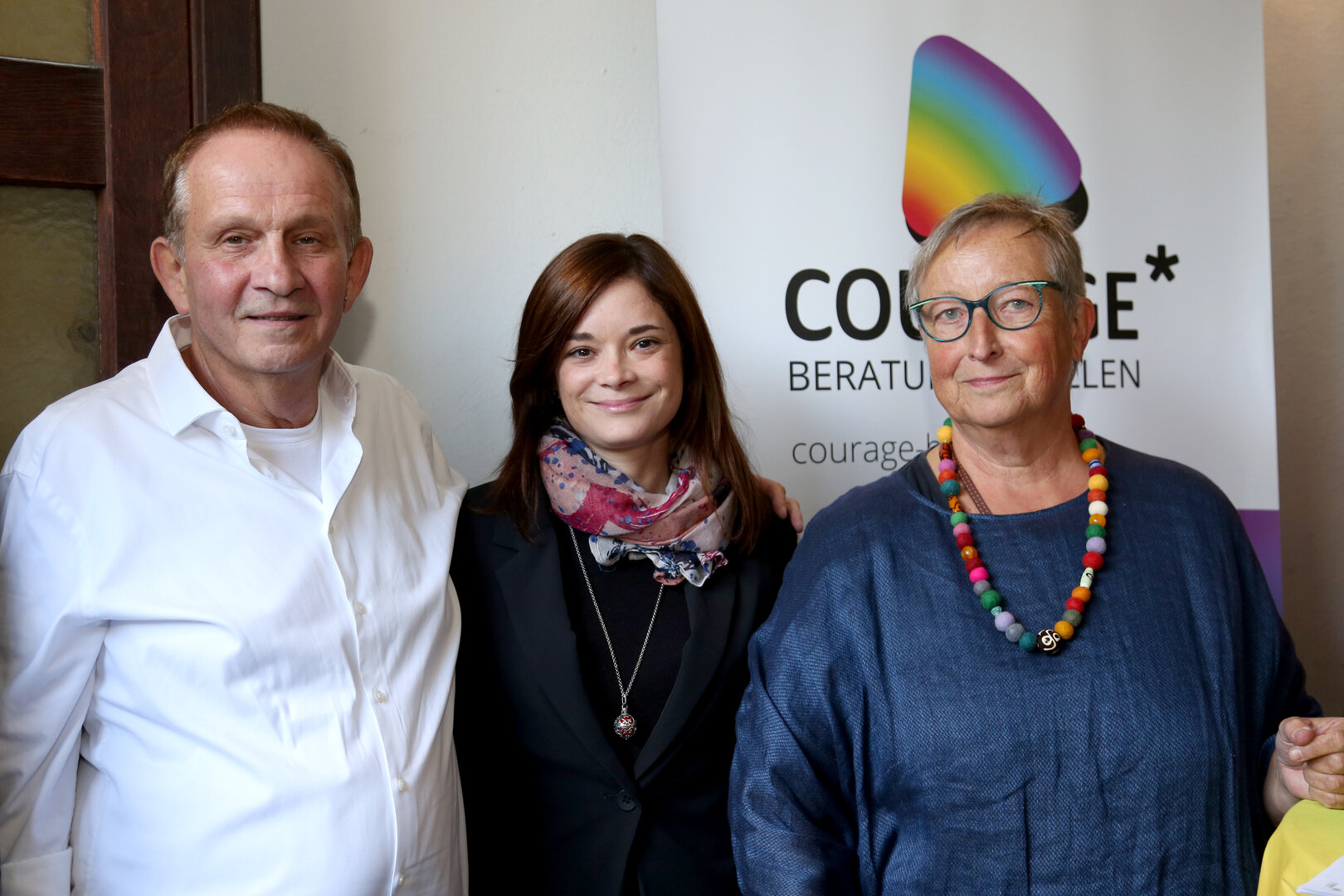 Stadträtin Mag. Corinna Smrecnik gratulierte Leiter Mag. Johannes Wahala und Koordinatorin Lydia Burchardt zur Eröffnung der Beratungsstelle „Courage“.  Foto: LPD / Krainz