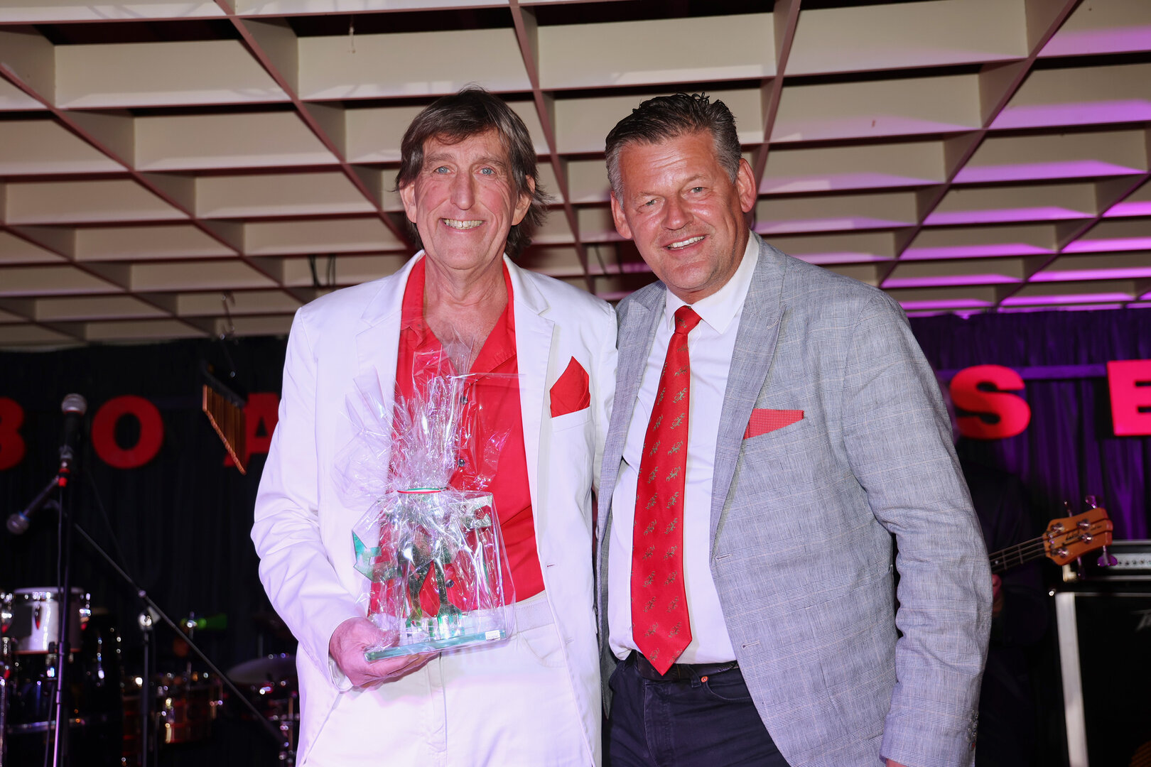 Bürgermeister Christian Scheider verlieh Gert Prix den Gläsernen Lindwurm.