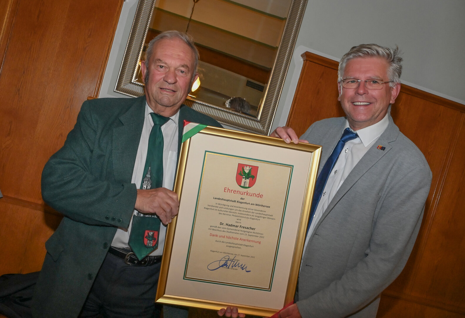 Dr. Hadmar Fresacher bekam am Dienstag von Vizebürgermeister  Prof. Mag. Alois Dolinar die Ehrenurkunde der Landeshauptstadt Klagenfurt  überreich.  Foto: StadtKommunikation/Hronek