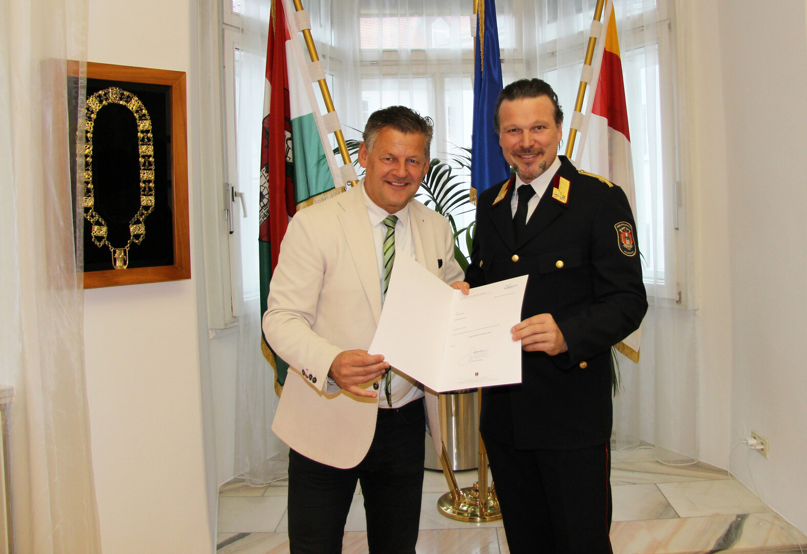 Bürgermeister Christian Scheider überreichte Wolfgang Germ das Dekret.