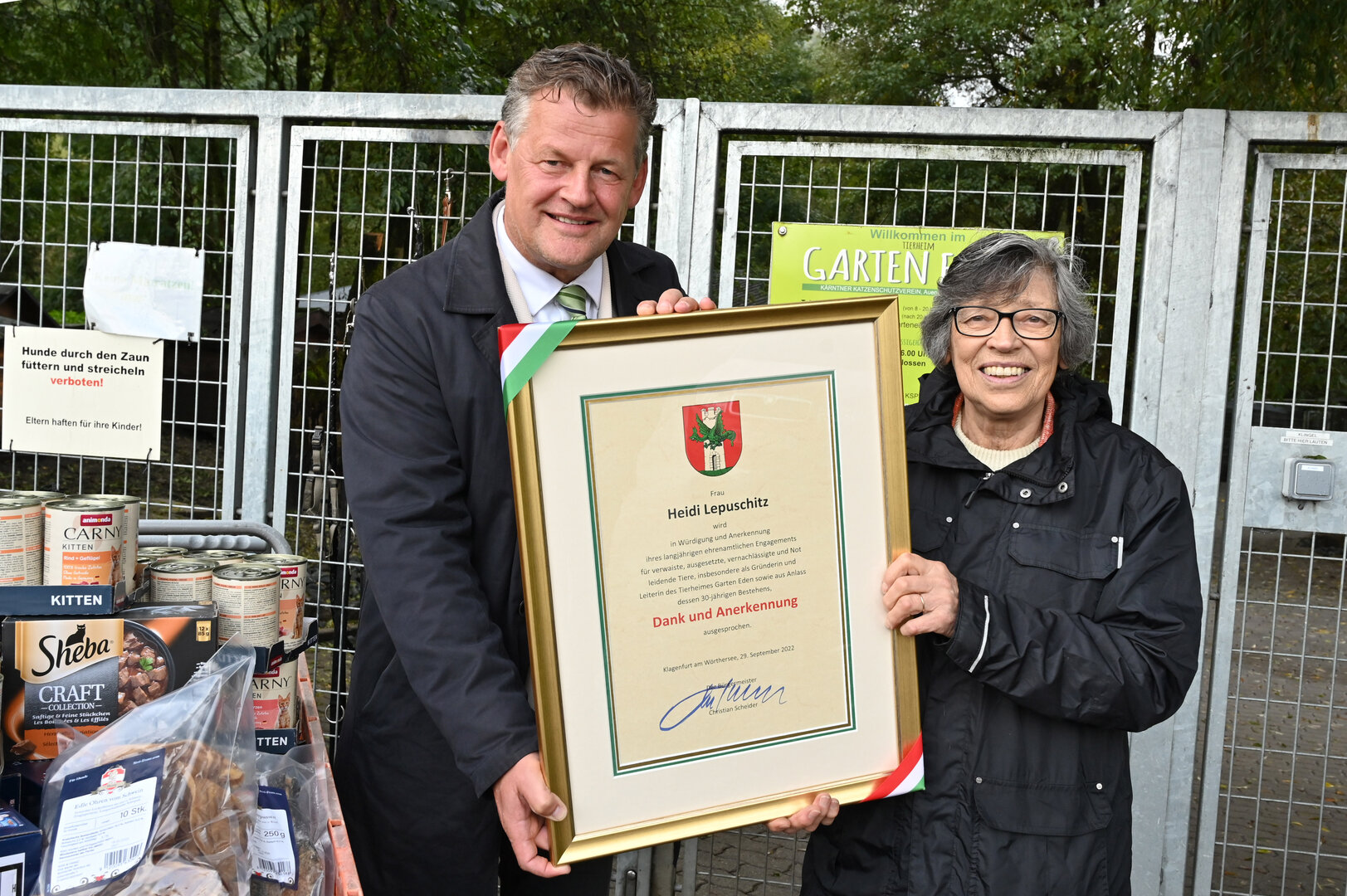 Bildtext: Bei der Jubiläumsfeier überreichte Bürgermeister Christian Scheider Obfrau und Gründerin Heidi Lepuschitz die Dank- und Anerkennungsurkunde und eine großzügige Futterspende. Bild: StadtKommunikation/Hronek