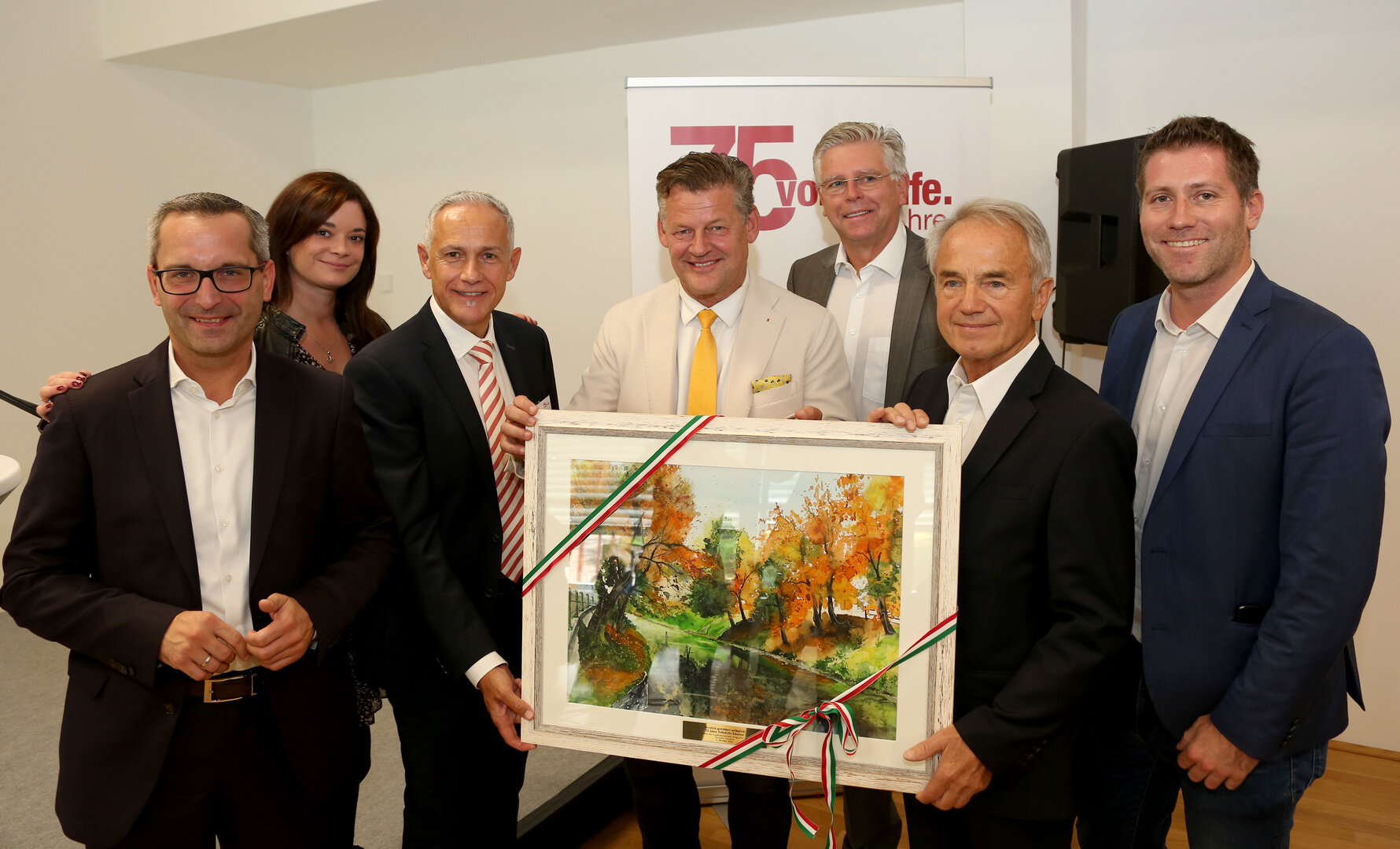 Seitens der Stadt Klagenfurt gratulierten (v.l.) Stadtrat Mag. Franz Petritz, Stadträtin Mag. Corinna Smrecnik, Bürgermeister Christian Scheider, Vizebürgermeister Prof. Mag. Alois Dolinar und Vizebürgermeister Mag. Philipp Liesnig. Volkshilfe-Geschäftsführer Jürgen Pfeiler und Präsident Ewald Wiedenbauer freuten sich über die Glückwünsche. Foto: SK / Krainz